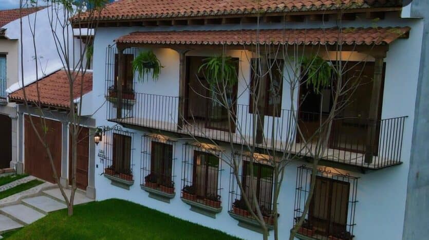 Ciudad Vieja / Cortijo De Las Flores